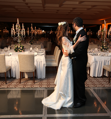 Recepción de boda en salón elegante